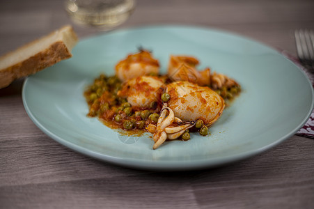 白鱼和豌豆菜的成分鱿鱼烹饪海鲜饭棕褐色盘子平底锅香菜营养乌贼午餐图片