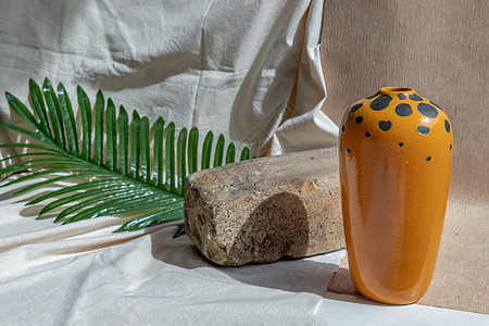 白色纹理桌布上的橙色手工陶瓷花瓶 家居装饰织物艺术工艺热情陶器材料潮人风格房子作品图片