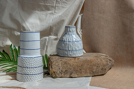 白色纹理桌布上的两个白色手工陶瓷花瓶房子材料陶器织物潮人礼物风格制品家居作品图片