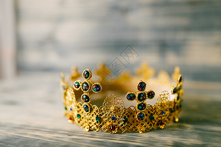 在教堂举行婚礼时 金皇冠上满是宝石和宝石黑色典礼美丽背景加冕石头奢华皇帝冠冕宝藏图片