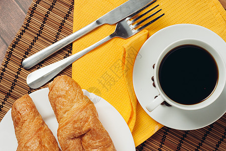 餐桌上面粉甜甜咖啡饭上盘子中的羊角面包饮料甜点食物咖啡木头桌子小吃早餐咖啡店包子图片