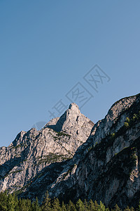 白云岩 - 东阿尔卑斯山脉 在南石灰岩阿尔卑斯山系统中 该阵列位于意大利的东北部 阳光灿烂的十月天 多云的蓝天图片