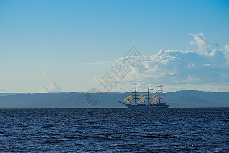 海景背景的白帆船 古老的白色帆船海洋旅行海岸线桅杆旅游地平线海岸运输天空风帆图片