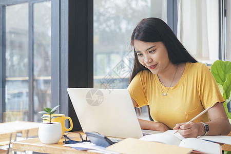 使用计算机和移动设备在线学习的年轻拼图学生 笑声电脑自由职业者民众通讯女性女士笔记本女孩学校桌子图片