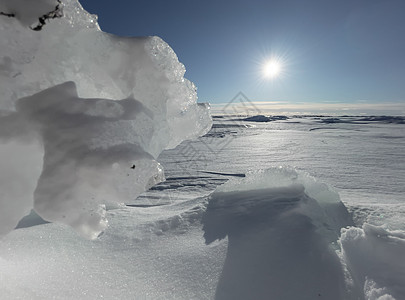 晴朗冬日的冰坡蓝色透明的冰纯蓝的天空长长的影子纯净的白雪覆盖的处女地环境太阳水晶天气蓝天墙纸脆皮爬坡生地结晶图片