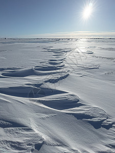 晴朗冬日的冰坡蓝色透明的冰纯蓝的天空长长的影子纯净的白雪覆盖的处女地脆皮环境晴天太阳墙纸阳光季节生地结晶爬坡图片