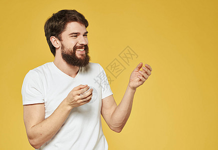 一个男人用双手在黄色背景手势上 胡须上留了胡子图片