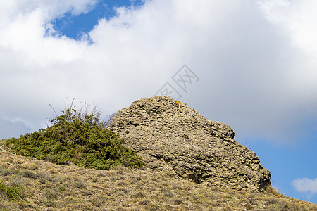 克里米亚山脉的山地和植被在云层和天空中是稀缺的图片