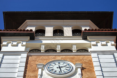 塔台是白色的 有托雷风格的时钟 阳光夏日 前视建筑旅行历史性手表房子蓝色城市历史时间假期图片