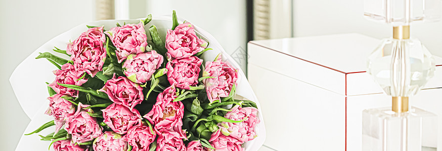 粉红色郁金香的一包新剪开的新花束 在优雅的室内 家居装饰奢华母亲庆典女性女士风格妈妈们花朵礼物植物群图片