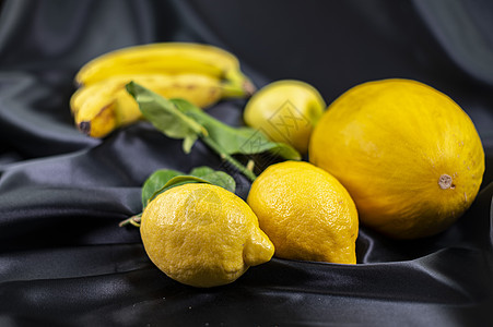 黑色背景的黄黄色水果食物菠萝异国橙子浆果李子石榴奇异果热带香蕉图片