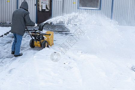 暴风雪过后 男子用造雪机清理车道 在街道上工作的除雪设备 从雪中清理街道 正在下雪男人机械工具男性蓝色雪堆车辆拖拉机打扫引擎图片