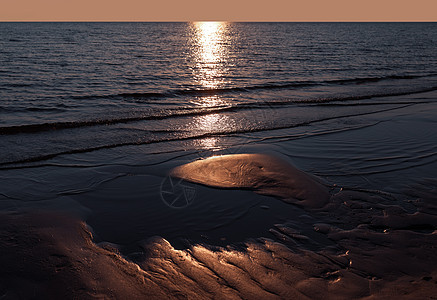 湿沙背景纹理中的涟漪沙丘岩石棕色波纹海岸海洋海岸线旅行海滩白色图片