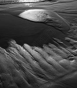湿沙背景纹理中的涟漪波纹沙丘岩石棕色海岸线白色海滩海岸海洋海浪图片