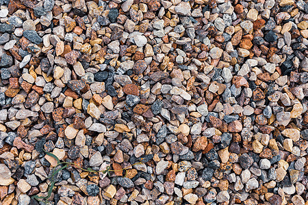 beac 上不同颜色的岩石和鹅卵石宏观花园美丽材料红色棕色花岗岩石头碎石矿物图片