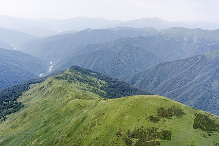 夏季高加索山丘晴天石头天空阳光草地峡谷美丽冰川荒野山脉背景图片