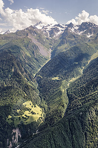 夏季高加索山丘山脉荒野岩石峡谷天空草地顶峰冰川阳光绿色背景图片