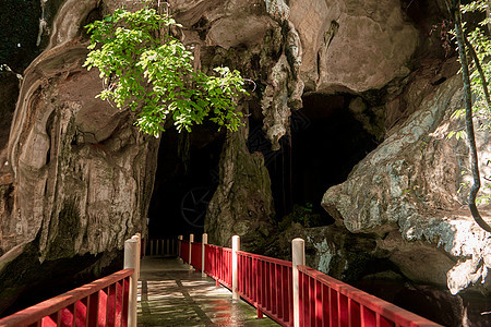 岩石中的老石棒洞穴 旅游景点 走进洞穴石头入口国家地质学通道旅行石笋勘探隧道地标图片