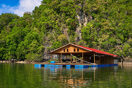 马来西亚Langkawi岛的浮渔场 位于马来西亚兰卡维岛蓝色村庄旅游码头旅行小屋热带假期港口石头图片