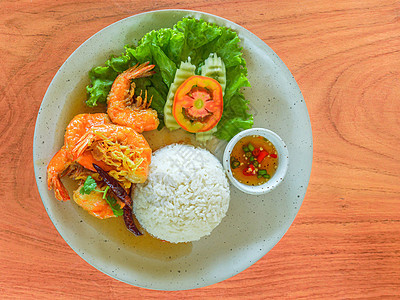辣椒米饭和热辣辣辣椒大虾 将健康单碗快餐食品的顶端观光图片