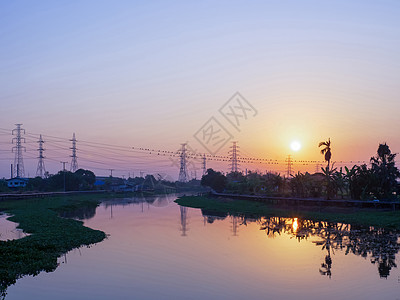 有输电塔和河水反射的紫色天空宽角风景 有输电塔高清图片
