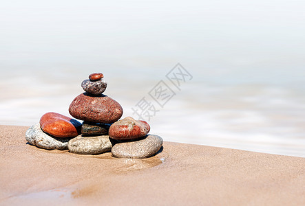 石头的堆积白色团体阳光岩石卵石海洋太阳场景海滩晴天图片