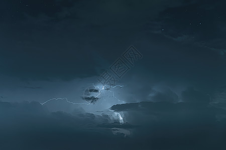 夜空与雷暴雷雨风暴戏剧性蓝色螺栓霹雳活力震惊闪电天气图片