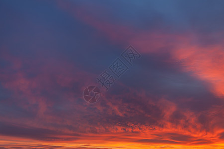 戏剧性的日出天空红色晴天太阳阳光黄色日落橙子蓝色云景天气图片