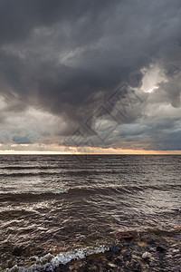 海上日落时阴暗的乌云太阳海洋地平线天空海岸蓝色天气雨云反射阳光图片