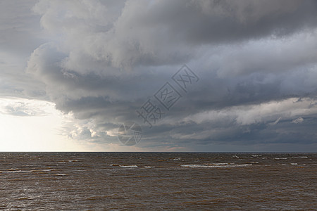 海上日落时阴暗的乌云太阳反射海岸蓝色天气天空戏剧性海洋阳光旅行图片