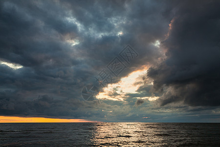 海面上云彩天气阳光太阳白色气氛海景地平线戏剧性蓝色风景图片