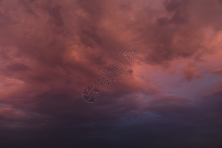 暮光美丽的天空夕阳云景紫色晴天粉色金子黄色蓝色多云戏剧性图片