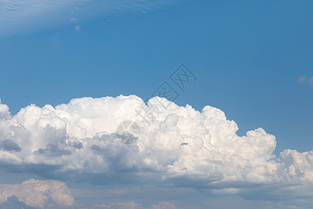 美丽的白云与蓝天相对抗气氛背景晴天天堂白色场景天空空气蓝色墙纸图片