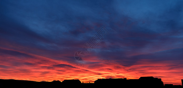戏剧性的日出天空阳光蓝色红色云景晴天黄色日落橙子太阳天气图片