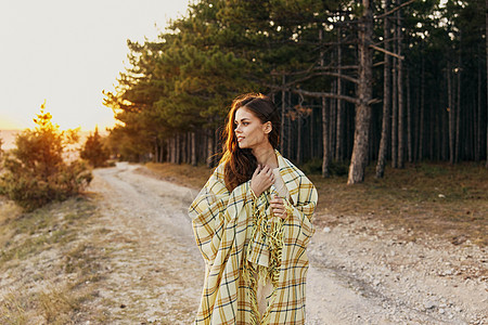 日落时靠近昏暗森林的户外妇女健康图片