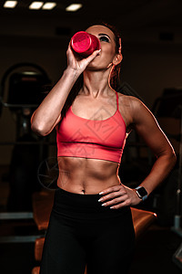 运动饮料体操馆体育瓶子里的健身女喝的饮料训练肌肉二头肌行动健身房活动运动活力耐力火车背景
