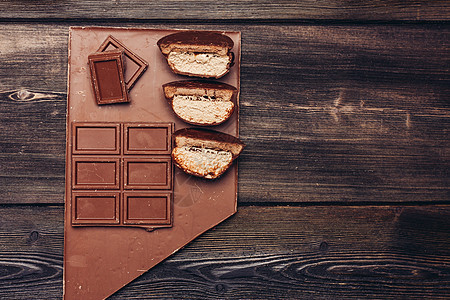 巧克力糖果美味甜点木桌蛋糕图片