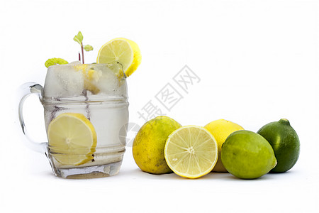 在透明的玻璃里用白色隔绝 上面有生有机新鲜柠檬和一些薄荷叶或月叶稻草食物果汁水壶投手茶点饮料精灵处女啤酒图片