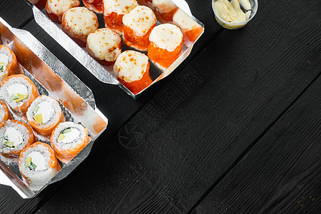 一次性箱 黑色木制桌底黑木桌底 有复制空间和文字空间的软体寿司卷食物送货海鲜鱼片小吃筷子盒子餐厅菜单寿司图片