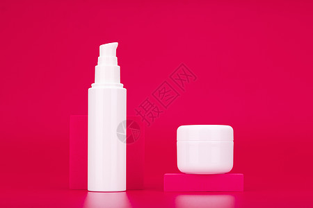 面霜或凝胶 以及粉红背景的眼血清或奶油下的皮肤病;日常皮肤护理常规概念图片