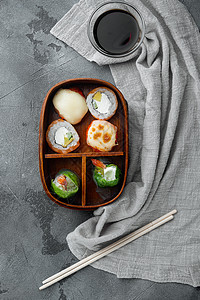 日本的便当午餐盒 有筷子 灰石背景 顶楼图片
