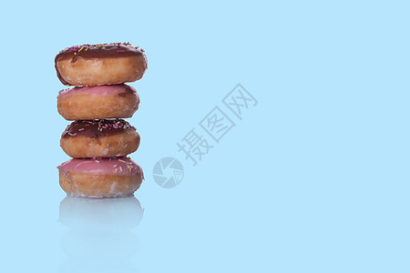 蓝色背景上四个甜甜圈的横幅背景图片