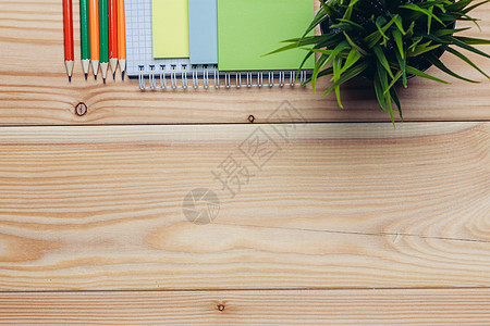 多色铅笔 文具学校课程木制桌木头活页夹笔记桌子杯子写作教育回形针笔记本记事本图片