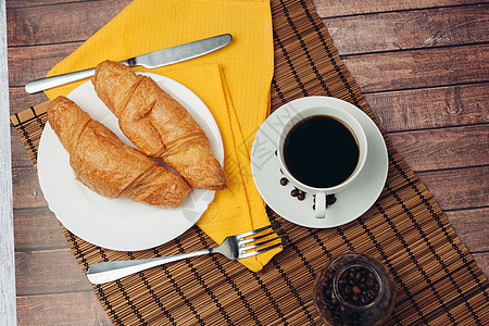 茶盘桌上的新鲜羊角面包 准备早餐杯和饮料食物咖啡桌子包子杯子小吃黄油早餐甜点咖啡店图片