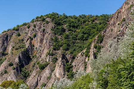 附近的 Rotenfels 美景自然保护区旅游蓝色编队地块晴天爬坡运动踪迹岩石图片