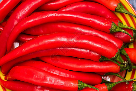 炽热的辣椒起来 红辣椒的背景烹饪绿色香料食物寒冷蔬菜燃烧香肠胡椒厨房图片