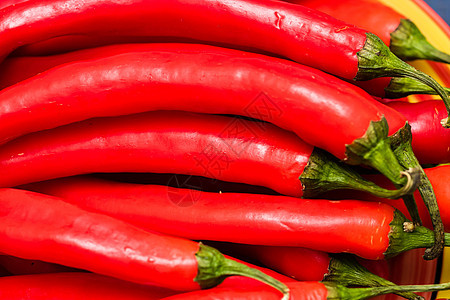 炽热的辣椒起来 红辣椒的背景胡椒燃烧香肠蔬菜植物烹饪香料绿色红色厨房图片