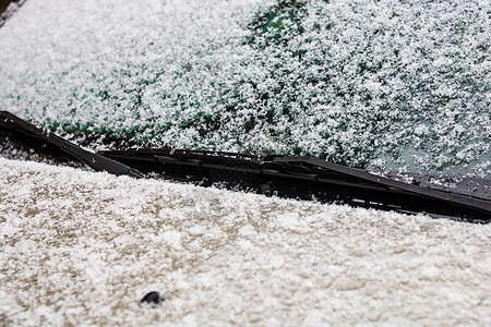雪在车上 挡风玻璃擦拭器与雪特写季节驾驶暴风雪雪花状况车辆磨砂冻结天气窗户图片