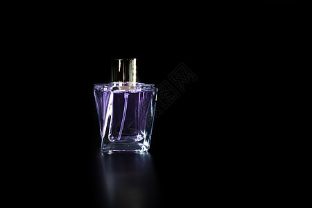 在黑色背景和复制空间上隔离的高级香水瓶卫生玻璃香味瓶子女士美容保养商品液体香气图片