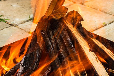 烧焦木屑形成煤炭 烧烤准备 在烹饪前点火 热煤由大量加热的木柴制成温度木头炙烤活力日志火炉居住危险火花橙子图片